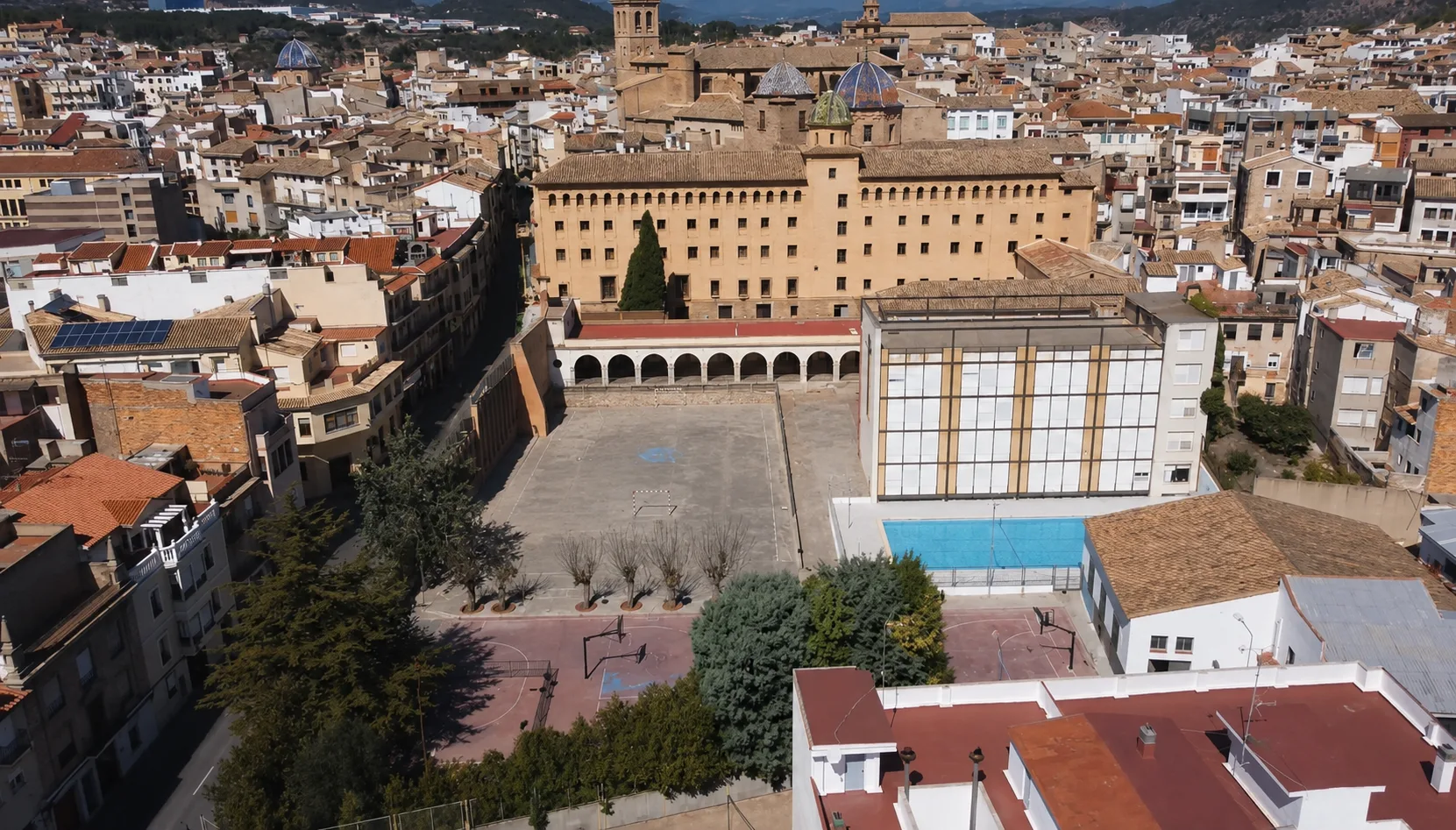 Vista aerea del pabellon y zonas deportivas